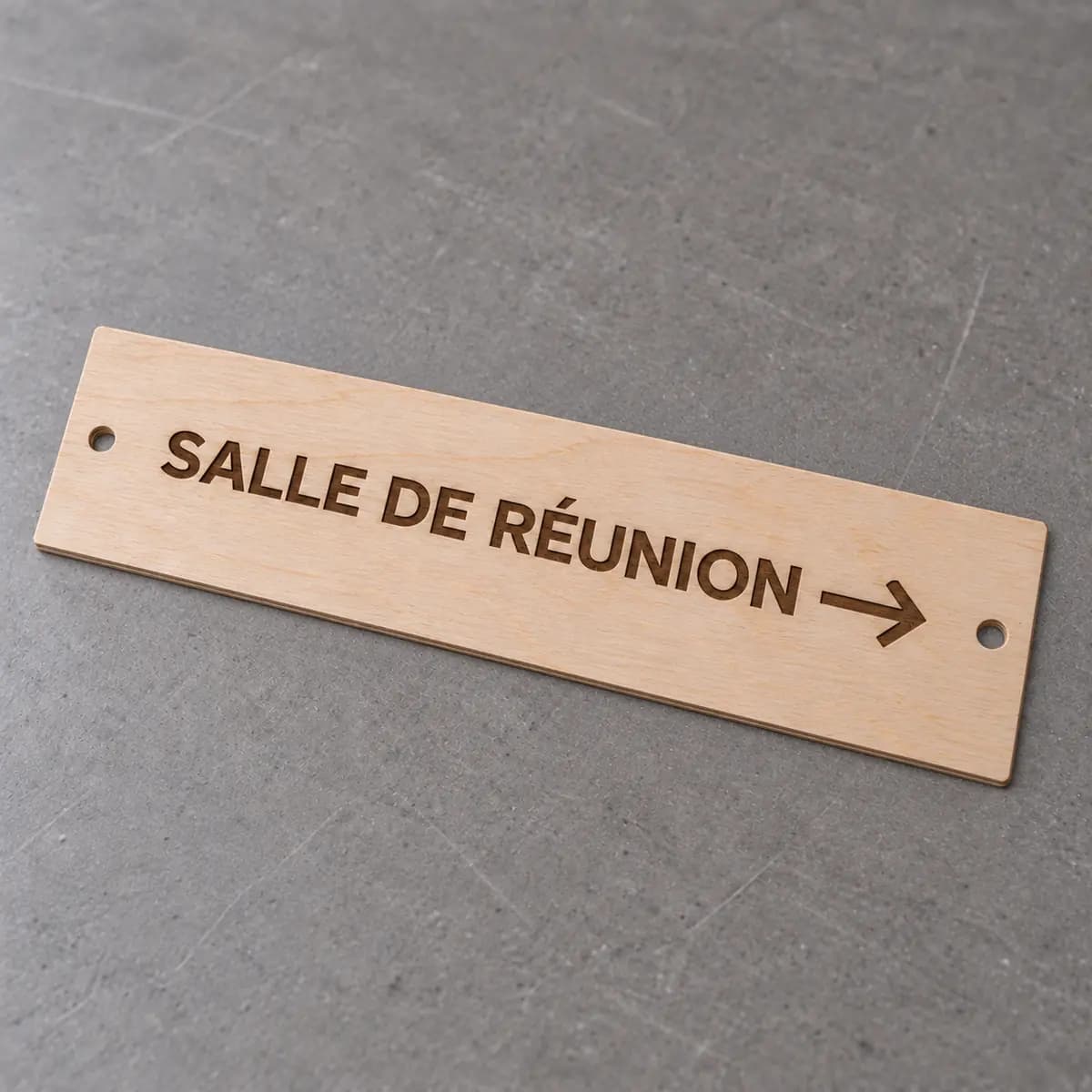 Plaque de signalétique en contreplaqué gravée au laser