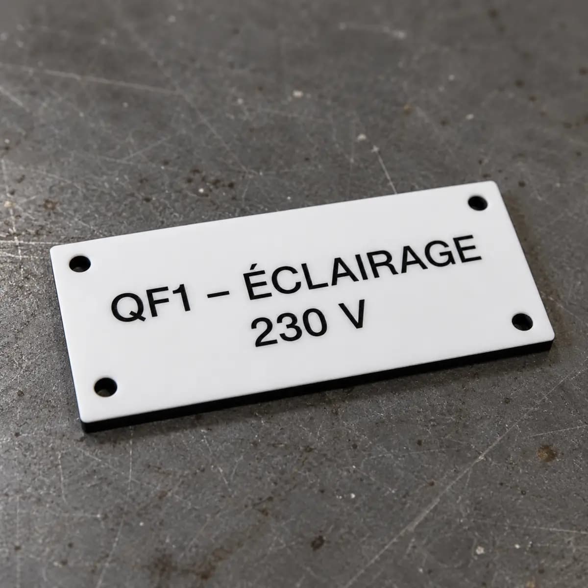 Plaque en plastique bicouche blanc gravée en noir