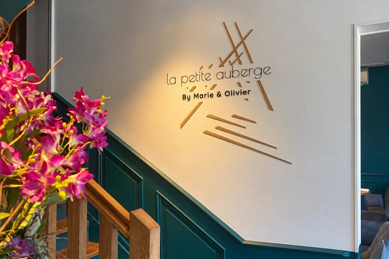 Logo et lettrage mural installés dans un espace d’accueil
