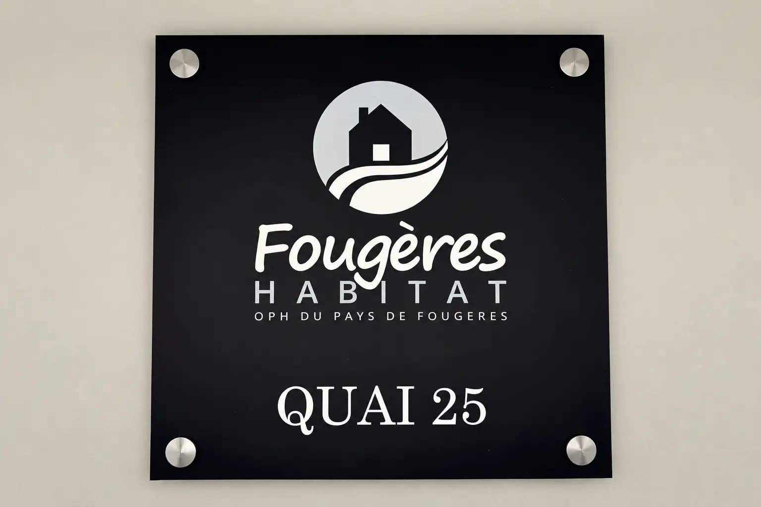 Plaque d’accueil Fougères Habitat installée avec fixations métalliques