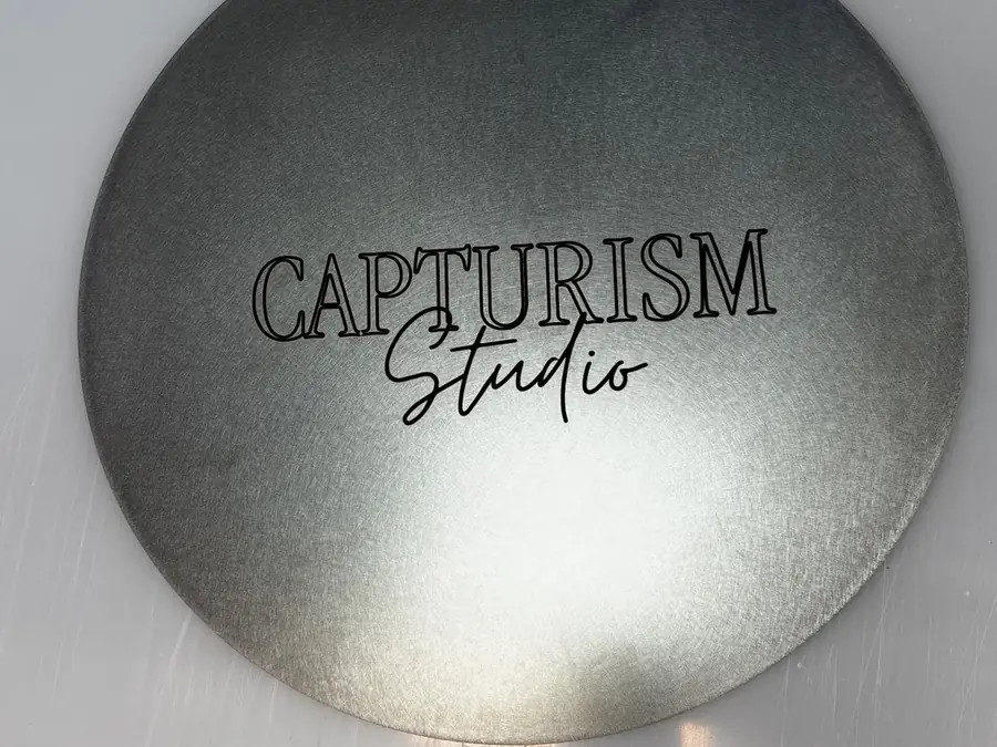 Logo marqué directement sur une pièce ronde en inox