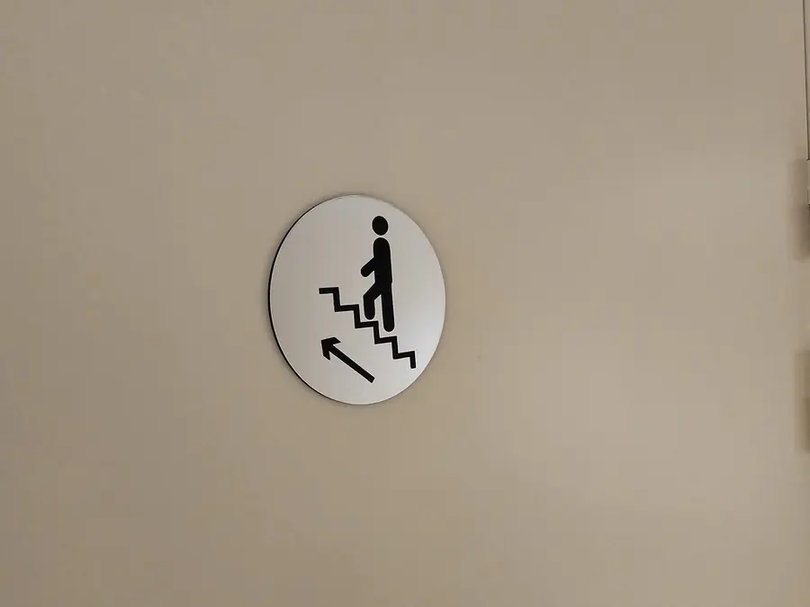 Pictogramme directionnel d’escalier installé sur un mur