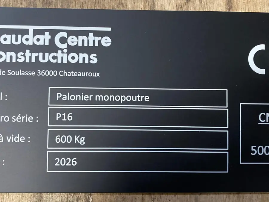 Plaque constructeur noire en aluminium gravée avec informations techniques
