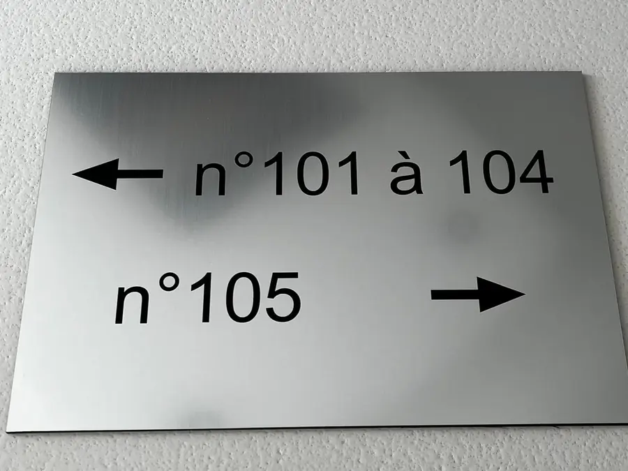 Plaque directionnelle en aluminium avec numéros d’étages