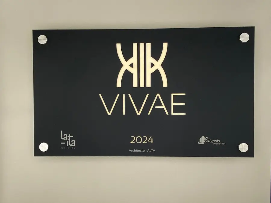 Plaque d’entrée noire et bois fixée sur entretoises