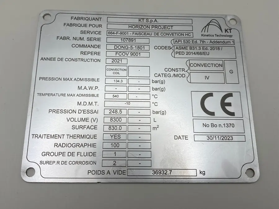 Plaque industrielle en inox gravée avec caractéristiques techniques
