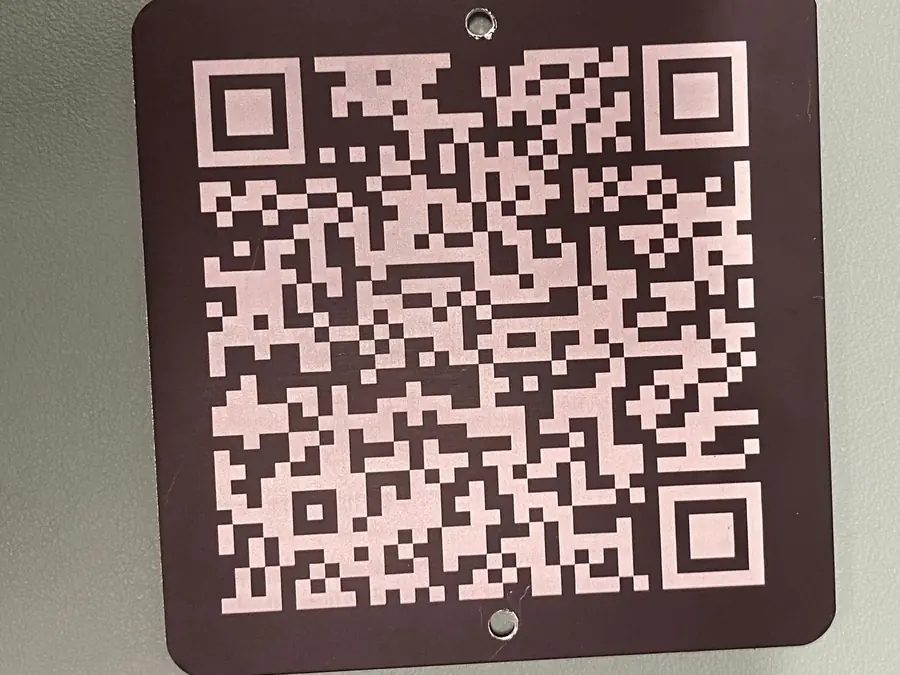 Plaque noire gravée avec un grand QR code