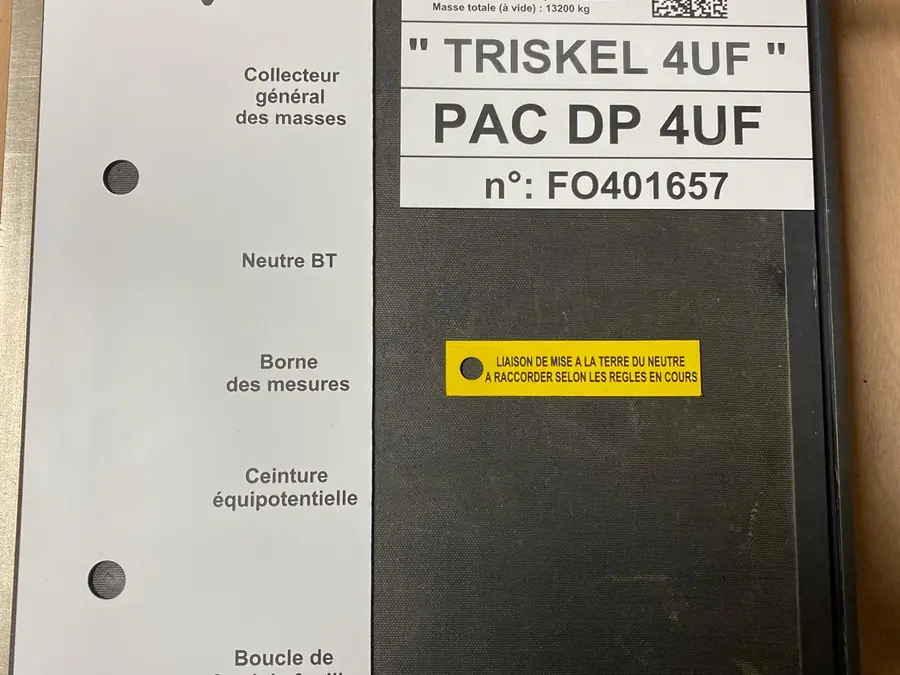 Ensemble de plaques de repérage pour un équipement électrique