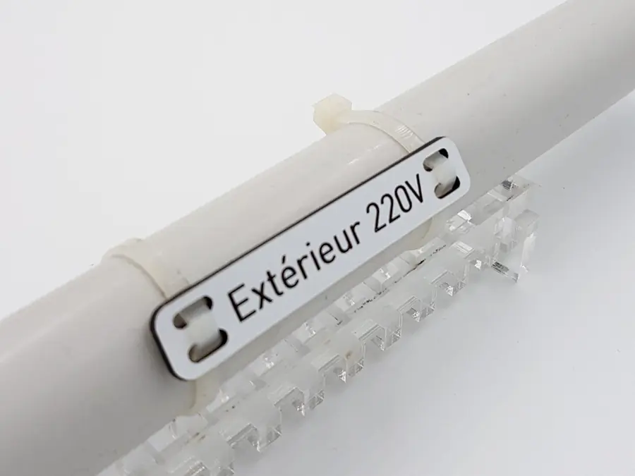 Repère électrique gravé indiquant Extérieur 220 V