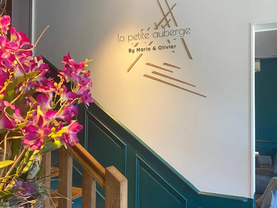 Logo et lettrage mural découpés dans un espace intérieur